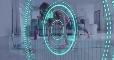 Beyazlı bir kadının laptopunu kullanarak egzersiz yapması üzerine veri işleme animasyonu. Küresel çevrimiçi vloglama, fitness, dijital arayüz ve bağlantılar konsepti dijital olarak oluşturuldu.