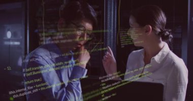 Bilgisayar sunucuları tarafından geliştirilen çeşitli veri işlemlerinin animasyonu. Küresel iş, bilgisayar, veri işleme ve bağlantılar konsepti dijital olarak oluşturulmuş video.