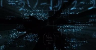 Matematiksel denklemlerin siyah arkaplan üzerindeki animasyonu. Küresel iş ve dijital arayüz kavramı dijital olarak oluşturulmuş video.