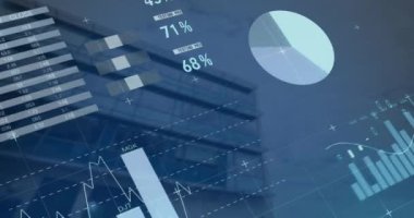 Bulutlu gökyüzüne karşı binanın düşük açılı görüntüsü üzerinde bilgi arayüzü animasyonu. Dijital bileşik, çoklu pozlama, rapor, iş, küresel, ilerleme, mimari ve teknoloji kavramı.