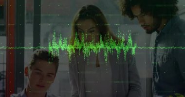 Dizüstü bilgisayardaki raporları tartışan farklı iş arkadaşlarının numaralarını değiştiren grafiklerin animasyonu. Dijital bileşik, çoklu pozlama, planlama, iş, büyüme, takım çalışması ve teknoloji kavramı.