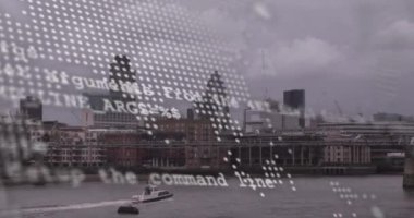 Wold Haritası ve Londra şehir manzarası üzerinde finansal veri işleme animasyonu. Küresel iş, finans, hesaplama ve veri işleme kavramı dijital olarak oluşturulmuş video.