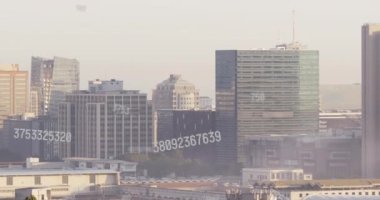 Şehir manzarası üzerinde numaralar ve veri işleme animasyonları. Küresel iş, finans, hesaplama, veri işleme ve bağlantılar konsepti dijital olarak oluşturulmuş video.