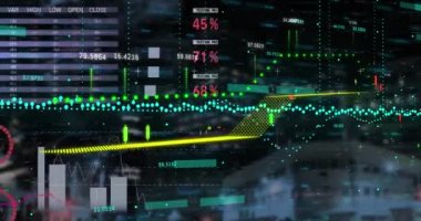 Çok renkli bilgi arayüzünün animasyonu, arka plandaki binaların numaralarının değişmesi. Dijital bileşik, çoklu pozlama, rapor, iş, küresel, büyüme, mimari ve teknoloji.