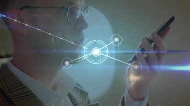 Kafkasyalı iş adamının uçakta akıllı telefondan konuştuğu ağ bağlantılarının animasyonu. Dijital olarak oluşturulan küresel bağlantılar, iş ve iletişim konsepti.