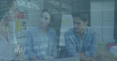 Ticaret kurulunun animasyonu ve çeşitli iş arkadaşlarının ofiste fikirlerini paylaşmaları üzerine grafikler. Dijital bileşik, çoklu pozlama, borsa, rapor, iş, takım çalışması, planlama ve teknoloji kavramı.