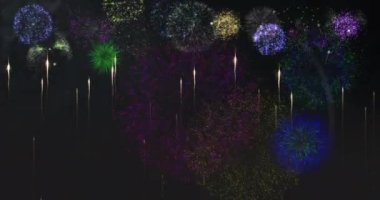 Siyah arka planda parlayan ışık izleri ve patlayan havai fişeklerin animasyonu. Yeni yıl partisi, gelenek ve kutlama konsepti dijital olarak oluşturuldu.