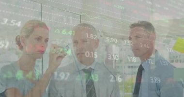 Ofiste çalışan çeşitli iş adamları üzerinde finansal veri işleme animasyonu. Küresel iş, finans ve dijital arayüz kavramı dijital olarak oluşturulmuş video.