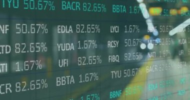 Tren peronunda finansal veri işleme animasyonu. Küresel iş, finans, hesaplama ve veri işleme kavramı dijital olarak oluşturulmuş video.
