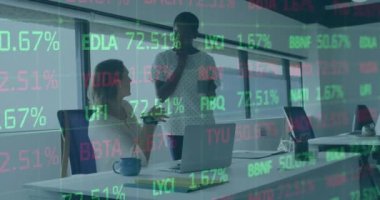 Değişik kadın iş arkadaşlarının ticaret kurulunun ofiste fikirlerini paylaşması. Dijital bileşik, çoklu pozlama, tartışma, planlama, borsa, takım çalışması ve teknoloji kavramı.
