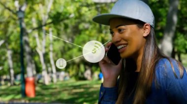 Akıllı telefondan konuşan melez bir kadın yerine ikonlarla bağlantı ağının animasyonu. Dijital olarak oluşturulmuş küresel bağlantılar, teknoloji ve dijital arayüz kavramı.
