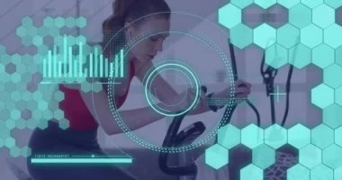 Durağan bisiklet kullanarak egzersiz yapan beyaz kadın hakkında veri işleme animasyonu. Küresel fitness, dijital arayüz ve bağlantılar konsepti dijital olarak oluşturulmuş video.