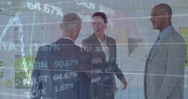 Ofiste tokalaşan çeşitli iş adamlarının finansal veri işleme animasyonları. Küresel iş, finans ve dijital arayüz kavramı dijital olarak oluşturulmuş video.