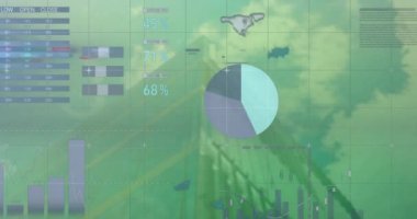 Bulutlu gökyüzüne karşı binanın düşük açılı görüntüsü üzerinden çok renkli bilgi arayüzünün animasyonu. Dijital bileşik, çoklu pozlama, rapor, iş, küresel, mimari ve teknoloji.