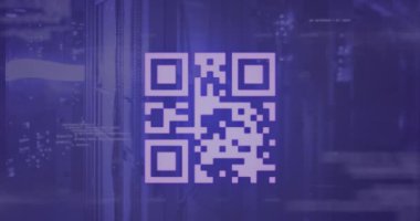 QR kodunun bilgisayar dili üzerinden sunucu odasına karşı animasyonu. Dijital bileşik, çoklu pozlama, barkod, bankacılık, kodlama, teknoloji ve ağ sunucu kavramı.