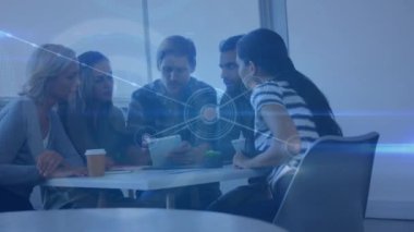 Ofiste toplanan çeşitli iş adamlarıyla olan bağlantıların animasyonu. Dijital olarak oluşturulan küresel bağlantılar, iş ve işbirliği konsepti.