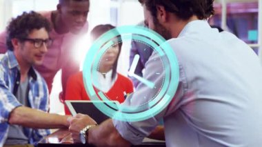 Dizüstü bilgisayar kullanarak çeşitli iş adamları üzerinde saatlerin ilerlemesi. Küresel iş, finans, hesaplama ve veri işleme kavramı dijital olarak oluşturulmuş video.