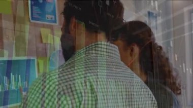 Çift ırklı iş adamlarının ofiste iş görüşmesi üzerine veri işleme animasyonu. Küresel iş ve dijital arayüz kavramı dijital olarak oluşturulmuş video.