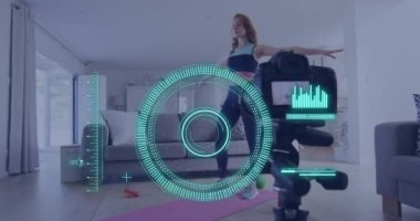 Beyaz kadın spor yaparken veri işleme animasyonu, fitness vlog kaydı. Küresel çevrimiçi vloglama, fitness, dijital arayüz ve bağlantılar konsepti dijital olarak oluşturuldu.