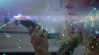 Kafkasyalı bir kadının havaalanında cep telefonuyla konuşmasıyla bağlantılı noktaların animasyonu.