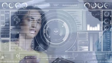 Çift ırklı iş kadınıyla ilgili veri işleme animasyonu ekranda. Küresel iş, finans, hesaplama ve veri işleme kavramı dijital olarak oluşturulmuş video.