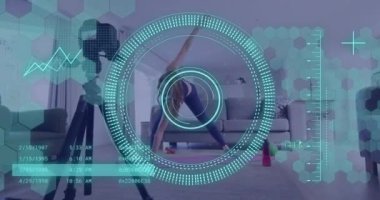 Beyaz kadın spor yaparken veri işleme animasyonu, fitness vlog kaydı. Küresel çevrimiçi vloglama, fitness, dijital arayüz ve bağlantılar konsepti dijital olarak oluşturuldu.