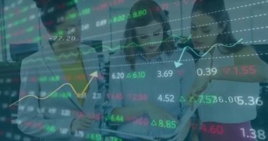 Çeşitli iş adamları üzerinde finansal veri işleme animasyonu. Küresel iş, finans, dijital arayüz ve dijital olarak oluşturulan veri işleme kavramı.