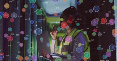 Bilgisayar sunucuları tarafından Afrika kökenli Amerikalı kadın üzerinde veri işleme animasyonu. Küresel iş, bilgisayar, veri işleme ve bağlantılar konsepti dijital olarak oluşturulmuş video.