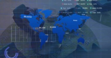 Harita animasyonu, grafikler, alım satım tahtaları, ofiste fikir paylaşan çeşitli iş arkadaşlarının yüksek açısı. Dijital bileşik, çoklu pozlama, küresel, borsa, rapor, iş ve takım çalışması kavramı.