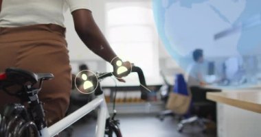 Bisikletli çeşitli iş adamları üzerine küresel ve sosyal medya simgelerinin animasyonu. Küresel iş ve dijital arayüz kavramı dijital olarak oluşturulmuş video.