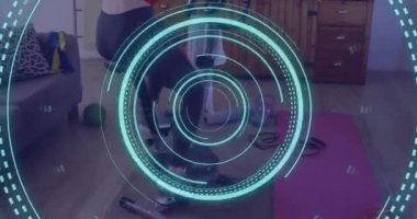 Durağan bisiklet kullanarak egzersiz yapan beyaz kadın hakkında veri işleme animasyonu. Küresel fitness, dijital arayüz ve bağlantılar konsepti dijital olarak oluşturulmuş video.