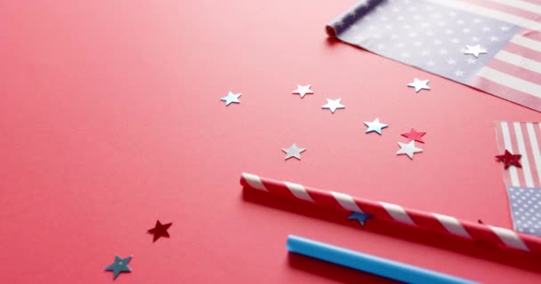 コピースペースのある赤い背景に星や藁で覆われたウサの国旗 アメリカの愛国心 独立記念日 — ストック動画