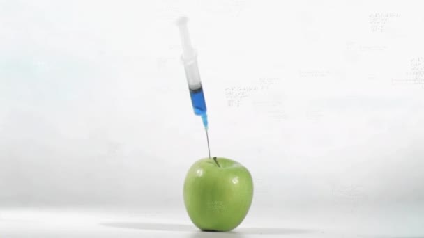 灰色の背景に緑のリンゴに落ちる注射器のアニメーション 遺伝子組み換え食品の概念 — ストック動画