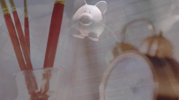 Animacja Pędzli Budzika Nad Środkową Częścią Białego Człowieka Łapiącego Świnkę — Wideo stockowe