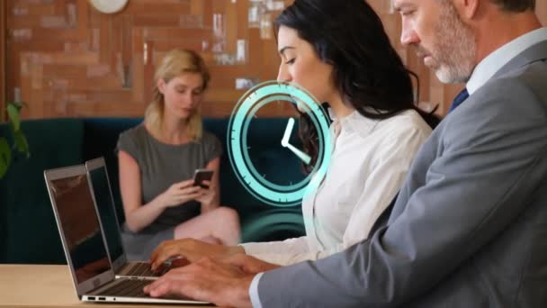 Animacja Zegara Tykającego Różnych Biznesmenach Korzystających Laptopa Koncepcja Globalnego Biznesu — Wideo stockowe