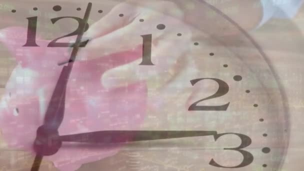 Animación Reloj Monedas Apiladas Mano Mujer Caucásica Insertando Moneda Hucha — Vídeos de Stock