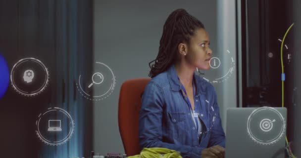 Animering Databehandling Över Afrikansk Amerikansk Kvinna Det Ingenjör Datorservrar Global — Stockvideo
