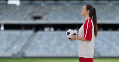 Stadyumdaki beyaz bayan futbolcunun görüntüsü. Küresel spor, vatanseverlik ve dijital arayüz kavramı dijital olarak oluşturulmuş görüntü.
