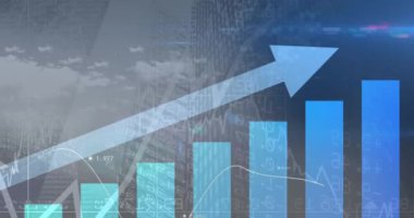 Gökyüzündeki bulutların üzerinde yüksek binalara karşı işlenen istatistiksel veri animasyonu. Bilgisayar arayüzü ve iş veri teknolojisi kavramı