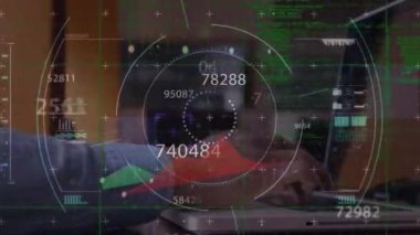 Dürbünün animasyonu, beyaz iş adamının bilgisayarı kullanarak veri işlemesi. Küresel hesaplama, veri işleme ve bağlantılar konsepti dijital olarak oluşturulmuş video.