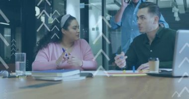 Ofiste çalışan çeşitli iş adamları üzerinde veri işleme oklarının animasyonu. Küresel iş, finans, hesaplama ve veri işleme kavramı dijital olarak oluşturulmuş video.