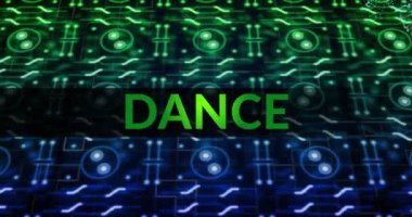 Yeşil şekiller üzerinde dans metninin animasyonu ve siyah arkaplanda bilgisayar devre kartı. Soyut arkaplan ve gelecek konsepti dijital olarak oluşturulmuş video.