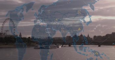Wold Haritası ve Londra şehir manzarası üzerinde finansal veri işleme animasyonu. Küresel iş, finans, hesaplama ve veri işleme kavramı dijital olarak oluşturulmuş video.