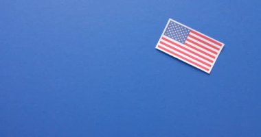 Amerika 'nın ulusal bayrağı mavi arka planda fotokopi aletiyle duruyor. Amerikan vatanseverliği, bağımsızlık günü ve ulusal bayraklar.