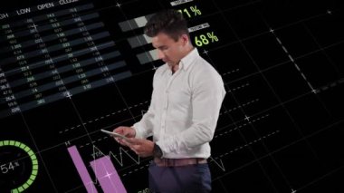 Siyah arkaplanda bilgi arayüzü üzerinden dijital tablet kullanan beyaz adamın animasyonu. Dijital bileşik, çoklu pozlama, rapor, iş, ilerleme, küresel ve teknoloji kavramı.