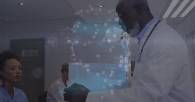 Afro-Amerikan kıdemli erkek doktorların hastanede elinde belgelerle insan kafası modeli canlandırması. Tıbbi sağlık ve araştırma teknolojisi kavramı