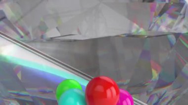 Parlayan kristallerin üzerinde renkli balonların canlandırılması. Soyut arkaplan, kutlama ve parti konsepti dijital olarak oluşturulmuş video.