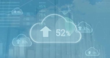 Bulutlu gökyüzüne karşı bilgi arayüzü üzerinden bulut içindeki sayıları ve okları değiştirmenin animasyonu. Dijital bileşik, çoklu pozlama, bulut hesaplama, büyüme, küresel, rapor, iş, teknoloji.