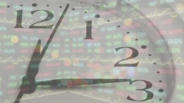 Ticaret panosunun üzerindeki saatin animasyonu ve arka plandaki hareket halindeki araçlara karşı soyut şablon. Dijital bileşik, çoklu pozlama, borsa, zaman, ulaşım ve teknoloji kavramı.