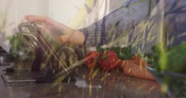 Kafkas kadının sebze doğraması ve mutfakta tablet kullanması. Yaşam tarzı, yemek pişirme ve beslenme konsepti dijital olarak oluşturulmuş video.